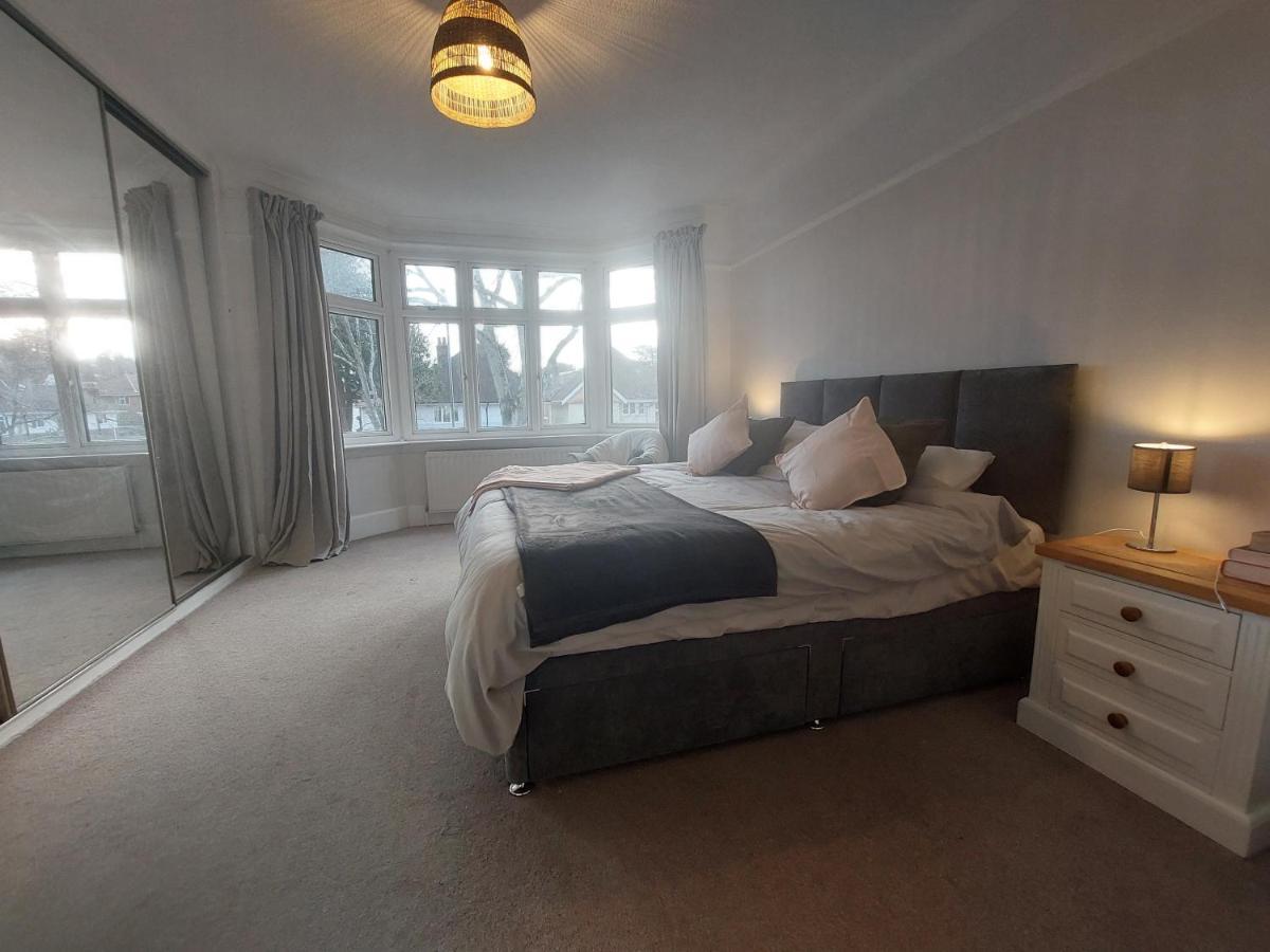 Beach House, With Bbq Lodge And Hot Tub! Bournemouth Kültér fotó