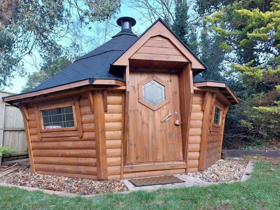 Beach House, With Bbq Lodge And Hot Tub! Bournemouth Kültér fotó